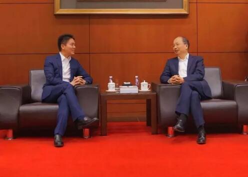 中國工商銀行董事長易會滿和京東集團董事局主席兼首席執行官劉強東見證了雙方合作協議的簽署。 